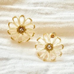 Boucles d'oreilles puces - Fleurs en raphia blanc & paillettes dorées