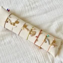 Bracelet cordon blanc beige Médaille martelée dorée, Oeil protecteur, nacre