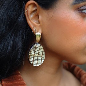 Boucles d'oreilles PARADIS REPTILE doré - Résine noire dorée - ARGELOUSE
