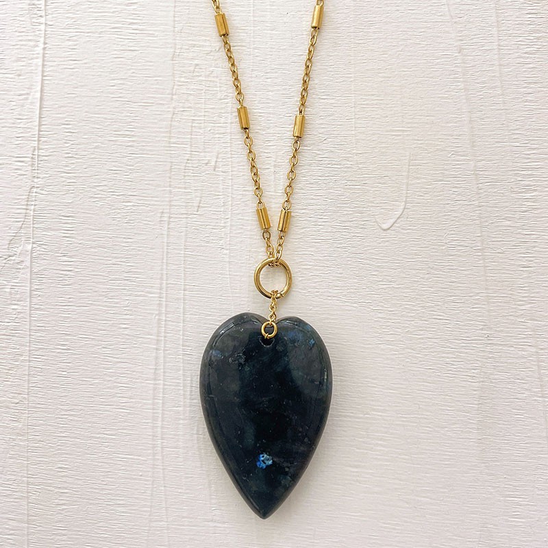 Collier SIXTINE chaîne dorée - Pendentif Coeur bombé Larvakite