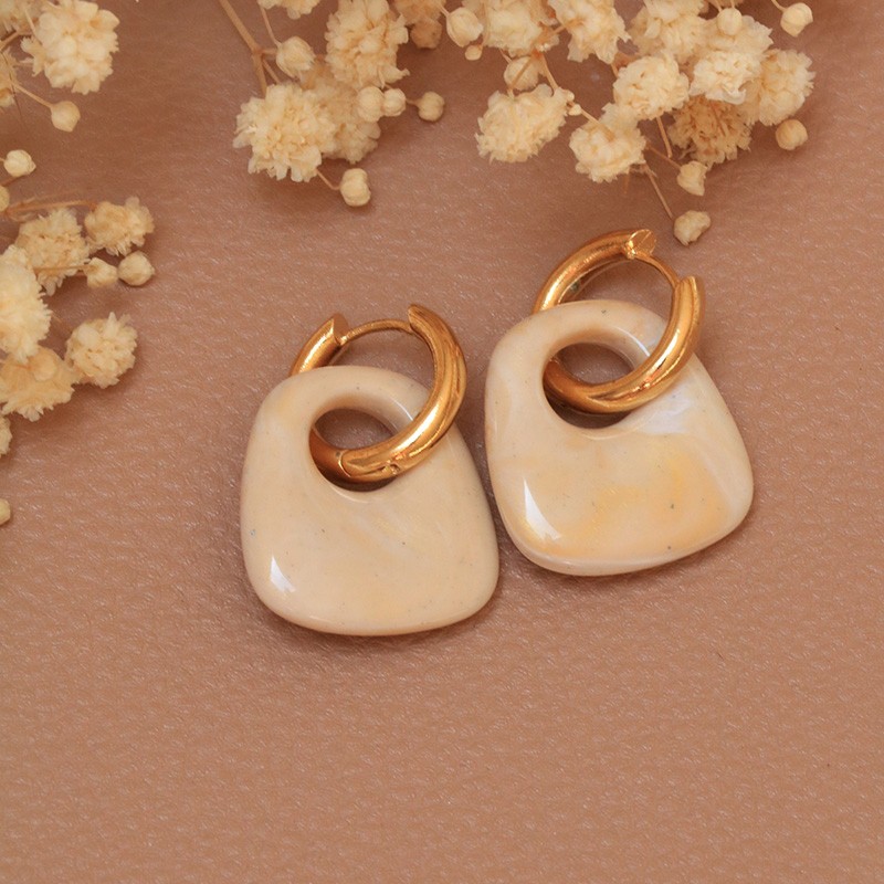 Boucles d'Oreilles créoles DIONE Or - Anneau lisse & Pendentif marbré beige - Aurélie Joliff