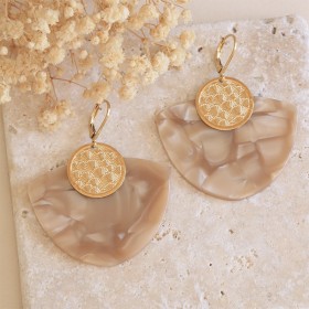 Boucles d'Oreilles pendantes EUNICE Or - Décor rond gravé & Pendentif tacheté beige - AURELIE JOLIFF