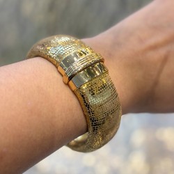 Bracelet Jonc large résine PARADIS CUIR doré - Texture serpent irisée