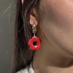 Boucles d'oreilles créoles ANA dorée - Fleur résine rouge - Azéria