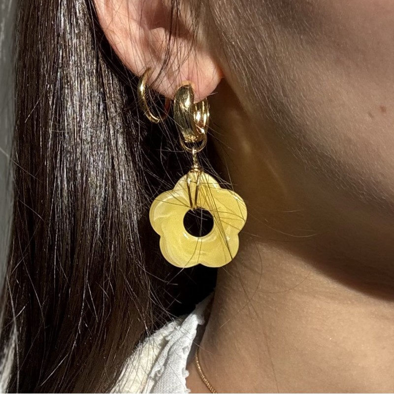 Boucles d'oreilles créoles ANA dorée - Fleur résine jaune marbré