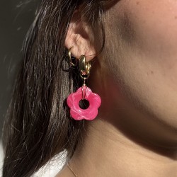 Boucles d'oreilles créoles ANA dorée - Fleur résine rose marbré - Azéria
