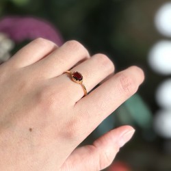 Bague ajustable Or - Petite Pierre Grenat ovale