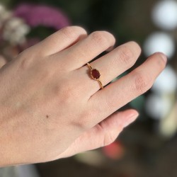 Bague ajustable Or - Petite Pierre Grenat ovale