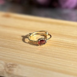 Bague ajustable Or - Petite Pierre Grenat ovale - Au Fil de Lo