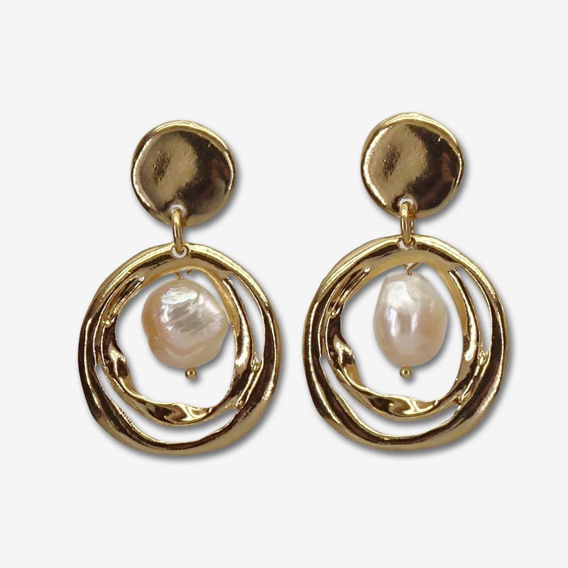 Boucles d'oreilles pendantes SPLIT doré - Anneaux torsadés & Perle blanche de rivière de chez CHORANGE Boucles d'oreilles pendantes SPLIT doré - Anneaux torsadés & Perle blanche de rivière de chez CHORANGE