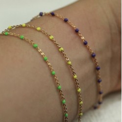 Bracelet chaîne fine plaqué or  & Perles de résine vert foncé