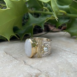 Bague anneau ciselé en argent Pierre de Lune ovale et perles blanches - CANYON