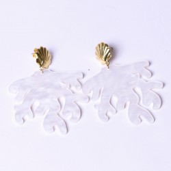 Boucles d'oreilles pendantes SILOE doré - Corail acétate de cellulose blanc signées ARGELOUSE