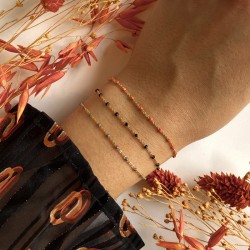 Bracelet chaîne fine plaqué or & Perles de résine noire
