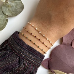 Bracelet chaîne fine plaqué or  & Perles de résine grise
