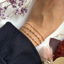 Bracelet chaîne fine plaqué or & Perles de résine bleu marine