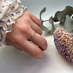 Bague plaqué or LUCIE - Anneau très fin & Cinq zircons blancs TAILLE 50
