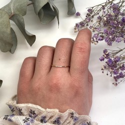 Bague plaqué or LUCIE - Anneau très fin & Cinq zircons blancs TAILLE 50