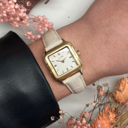 Montre Gracieuse petite, or, cadran carré blanc & bracelet cuir crème