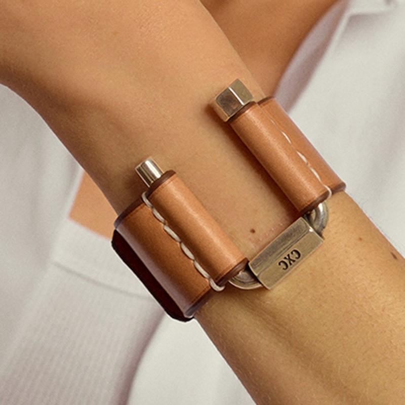 Bracelet Manchette Ambar - Cuir camel & Fer à Cheval metal design CXC