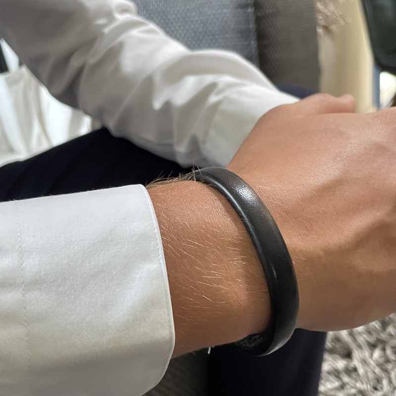 Bracelet jonc en rhodium et cuir perforé, noir - Un grand marché Bracelet jonc en rhodium et cuir perforé, noir - Un grand marché