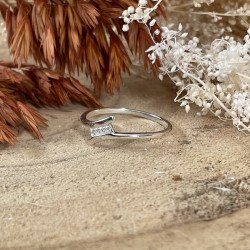 Bague fine Fiona Argent - Anneau lisse croisé & Baguette de zircons blancs TAILLE 56