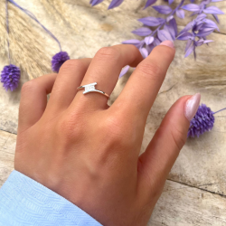 Bague fine Fiona Argent - Anneau lisse croisé & Baguette de zircons blancs TAILLE 56