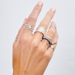 Bague fine élastique MATALA - Perles irisées bleu nuit bronze TAILLE M