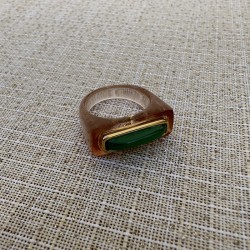 Bague GREEN BEE Résine taupe translucide & cabochon vert doré TAILLE 51