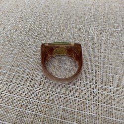 Bague GREEN BEE Résine taupe translucide & cabochon vert doré TAILLE 51