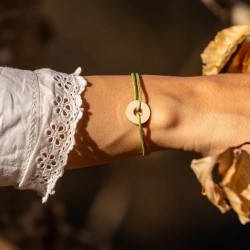 Bracelet fin SAUVE Cordon kaki - Disque rond lisse or - Le vent à la française