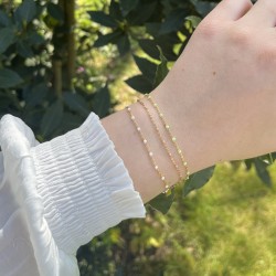 Bracelet chaîne fine plaqué or & Perles de résine vert pâle