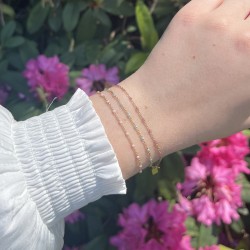 Bracelet chaîne fine maille fantaisie or & Perles de résine turquoise perlé